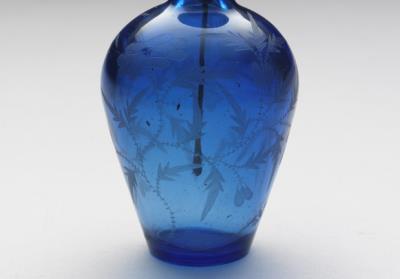 图片[2]-Transparent blue glass snuff bottle with an engraved floral design, Qianlong reign (1735-1796), Qing dynasty-China Archive